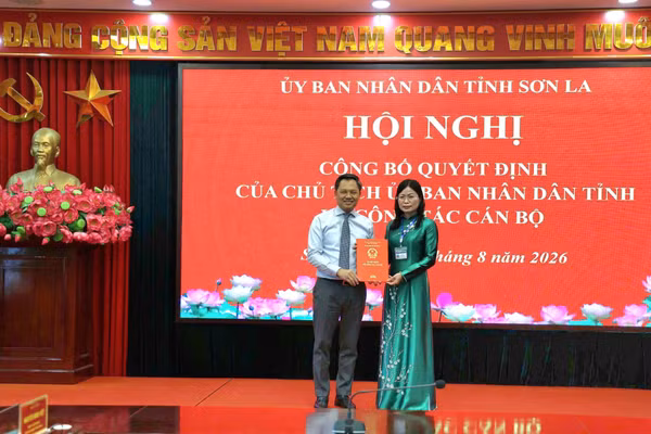 Ông Nguyễn Đình Việt, Chủ tịch UBND tỉnh Sơn La trao Quyết định cho bà Hà Thị Ngọc Yến.