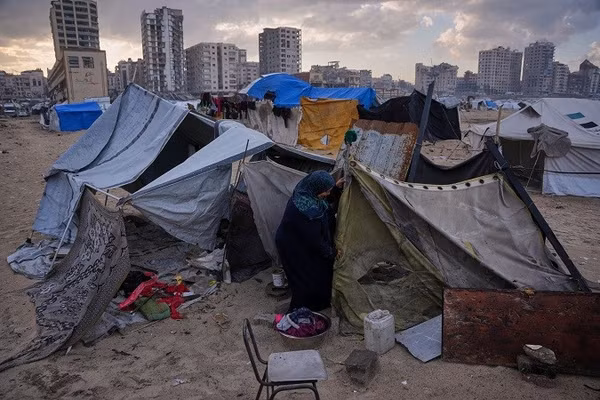 Trại tạm do người Palestine di tản dựng lên trên bãi biển ở thành phố Gaza.