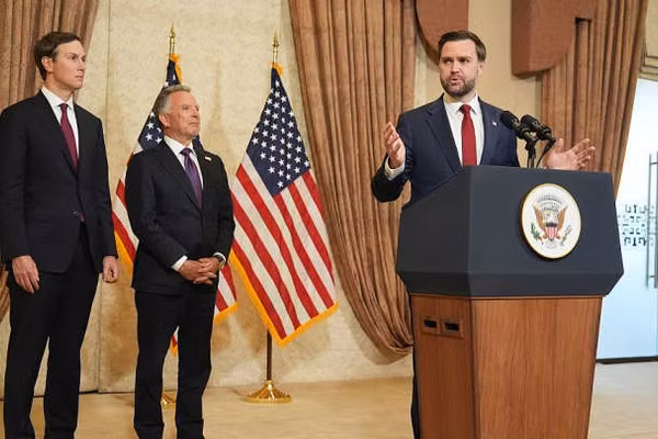 Phó Tổng thống Mỹ JD Vance (phải), con rể ông Trump, Jared Kushner (trái), và Đặc phái viên Mỹ tại Trung Đông Steve Witkoff tại buổi họp báo ở Islamabad, Pakistan, ngày 12/4/2026.