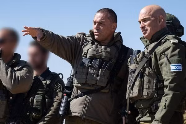 Tham mưu trưởng IDF Eyal Zamir (giữa).