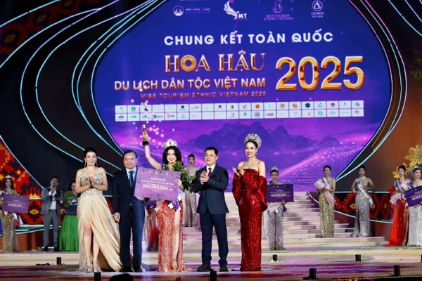 Ban Tổ chức trao vương miện cho tân Hoa hậu Trần Minh Phương.