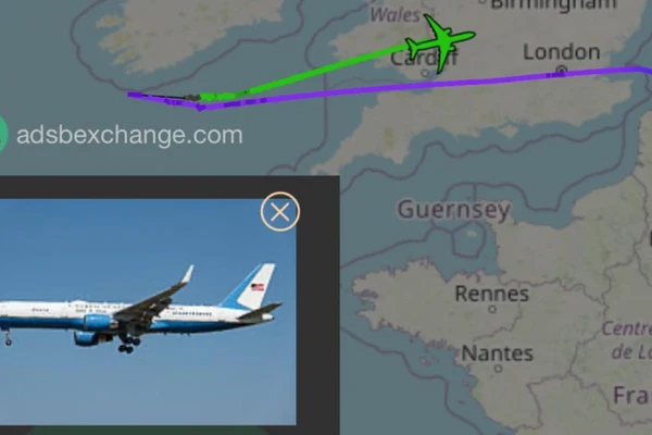 C-32 chở Bộ trưởng Chiến tranh Mỹ Pete Hegseth gửi tín hiệu khẩn cấp qua Đại Tây Dương, ngày 15/10/2025.