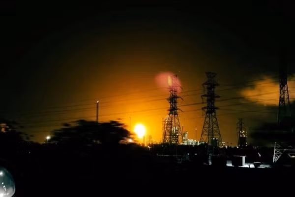 Những đám cháy lớn bốc lên tại nhà máy lọc dầu Aramco ở Jazan, ngày 8/8/2026.