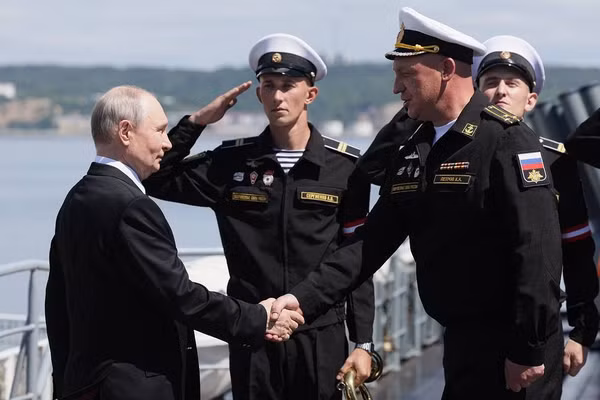 Tổng thống Nga Vladimir Putin gặp gỡ các thủy thủ trên tàu tuần dương tên lửa Varyag của Hạm đội Thái Bình Dương, ngày 12/8/2026.