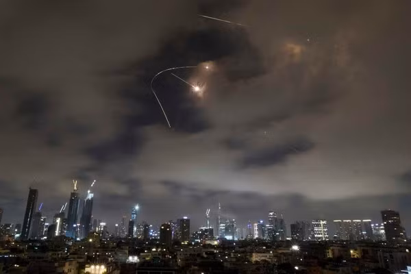 Iran tấn công tên lửa nhằm vào các mục tiêu ở Israel.