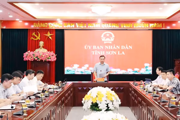 Ông Hà Trung Chiến, Phó Chủ tịch Thường trực UBND tỉnh Sơn La chủ trì cuộc họp.