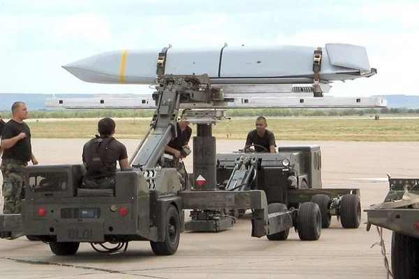 Tên lửa hành trình phóng từ trên không JASSM-ER của Mỹ.