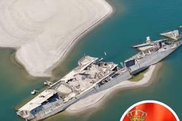 Xác tàu chiến của Đức Quốc xã nổi lên trên sông Danube do mực nước giảm mạnh.
