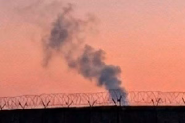 Khói đen bốc cao sau cuộc tấn công của Iran vào trụ sở Hạm đội 5 của Hải quân Mỹ tại Bahrain, ngày 6/6/2026.
