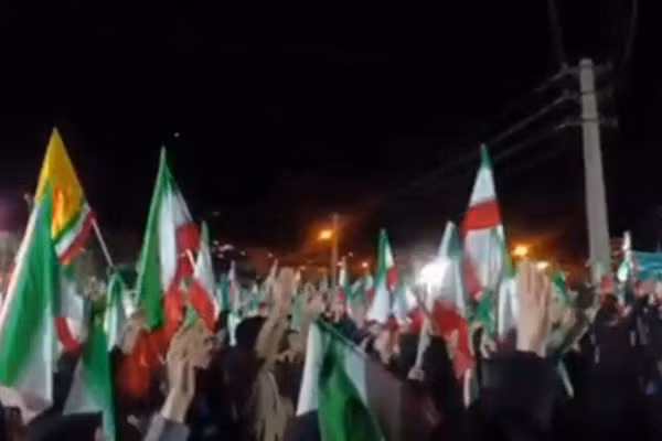Người biểu tình xuống đường ở Tehran để phản đối cuộc chiến của Mỹ và Israel, ngày 5/4/2026.