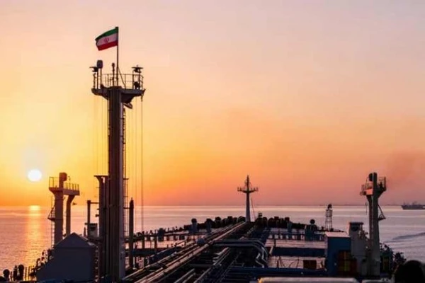 Mỹ tạm thời cho phép bán dầu Iran để ổn định thị trường toàn cầu.