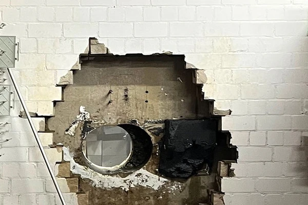 Một lỗ thủng trên tường của chi nhánh ngân hàng tiết kiệm tại khu Buer ở Gelsenkirchen, Đức, ngày 29/12/2025.