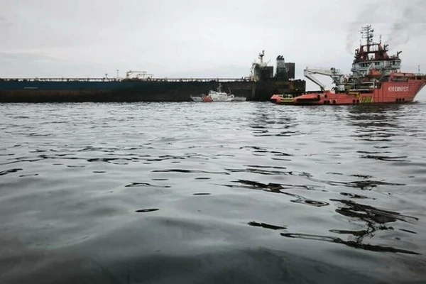 Tàu chở dầu Kairos bị UAV tấn công và bị mắc cạn ở Biển Đen gần thị trấn Ahtopol của Bulgaria.