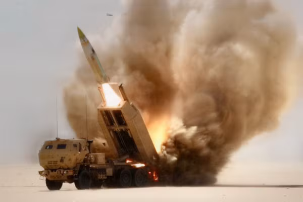 Hệ thống HIMARS của Mỹ phóng tên lửa hỗ trợ Chiến dịch Epic Fury chống lại Iran.