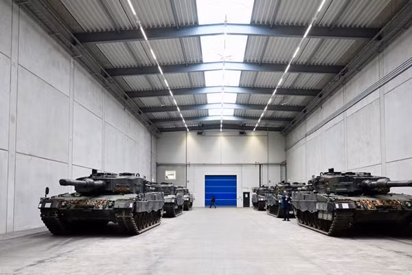 Xe tăng Leopard 2 trên dây chuyền sản xuất tại Đức.