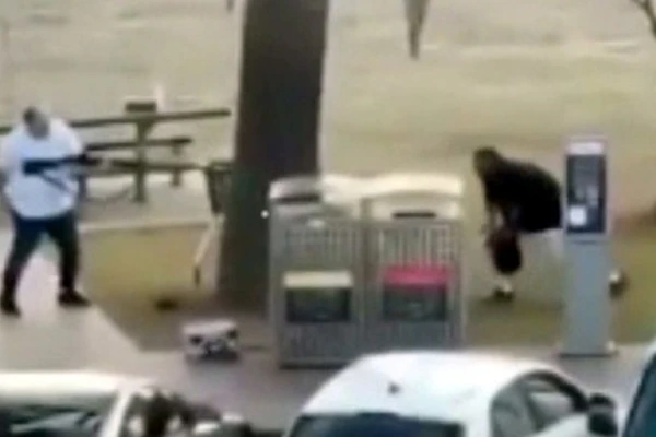 Ahmed al-Ahmed tiếp cận một trong những kẻ xả súng ở Sydney, Úc, ngày 14/12/2025.