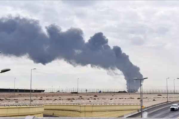 Khói đen bốc cao tại sân bay quốc tế Kuwait sau cuộc tấn công UAV của Iran, ngày 28/3/2026.