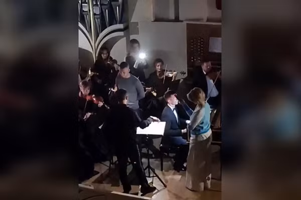 Dàn nhạc giao hưởng Belgorod State Philharmonic vẫn tiếp tục biểu diễn mặc dù mất điện do cuộc tấn công tên lửa của Ukraine, ngày 28/9/2025.