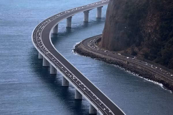Nouvelle Route du Littoral hay Đường ven biển mới là con đường đắt nhất thế giới nằm giữa đại dương.