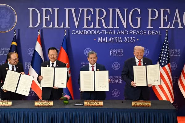 Thủ tướng Malaysia Anwar Ibrahim, Thủ tướng Thái Lan Anutin Charnvirakul, Thủ tướng Campuchia Hun Manet và Tổng thống Mỹ Donald Trump giơ cao các tài liệu sau lễ ký kết thỏa thuận ngừng bắn giữa Thái Lan và Campuchia, ngày 26/10/2025.