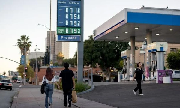 Người dân đi bộ gần một trạm xăng ở Los Angeles, ngày 21/3/2026..