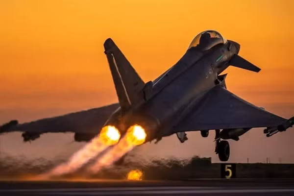 Máy bay chiến đấu Eurofighter Typhoon.