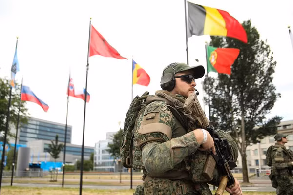 Binh sĩ NATO.