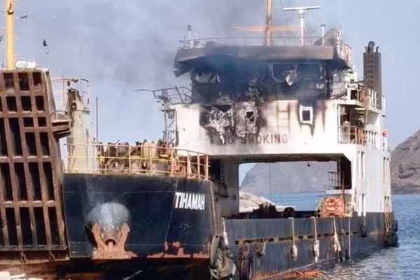 Hiện trường con tàu bị lực lượng Houthi tấn công ở gần eo biển Bab al-Mandeb, ngày 11/8/2026.