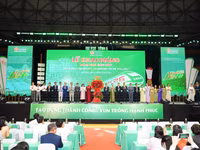 Phó Chủ tịch UBND thành phố Nguyễn Thị Anh Thi tặng hoa chúc mừng Trường Đại học Đông Á tại lễ khai giảng.