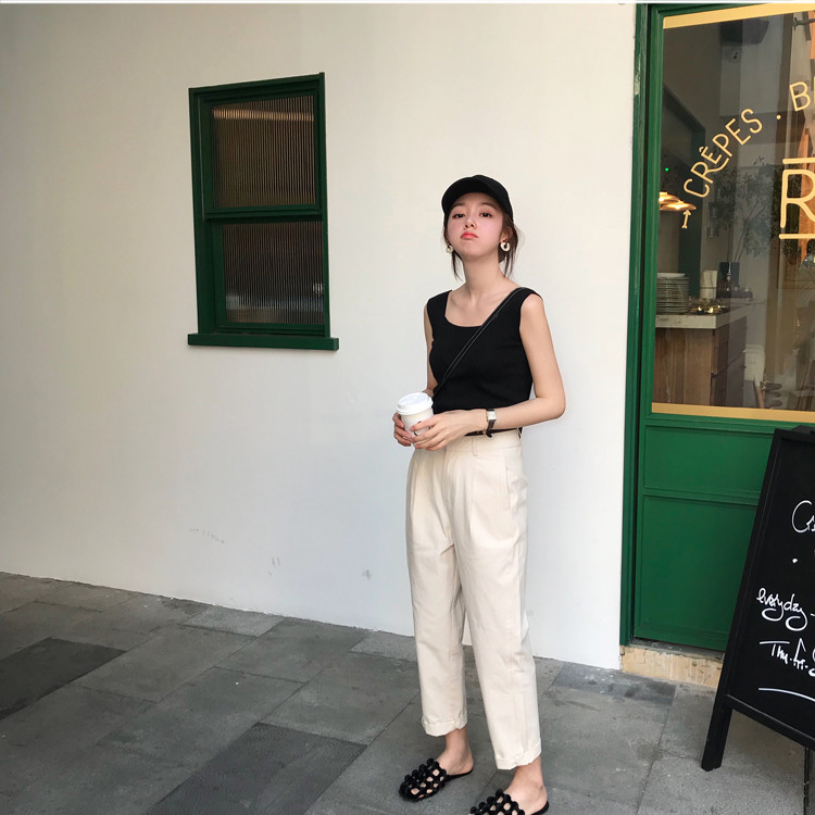 Mặc baggy vải thế nào mới đẹp và thời thượng? ảnh 1 Baggy vải trắng + áo sát nách thoải mái năng động mà vẫn thanh lịch