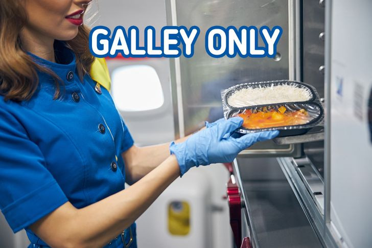 20+ Ordinary Things That Flight Attendants Aren’t Allowed to Do on Board
