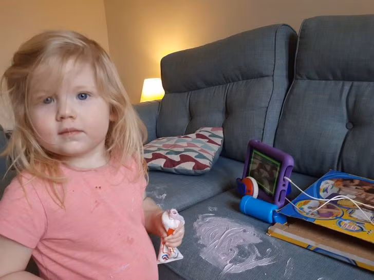 15 Cha Mẹ Chia sẻ Thực tế Khó khăn (và Hài hước) của Việc Làm Việc Tại Nhà Khi Bạn Có Con Nhỏ