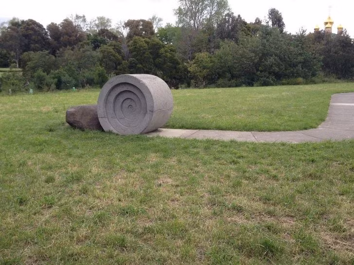 15+ Photos That Are Taking Absurdity to Whole New Heights