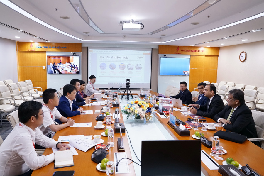 Đại diện Ban Tổng Giám đốc và các ban liên quan tiếp đoàn tại trụ sở PV GAS