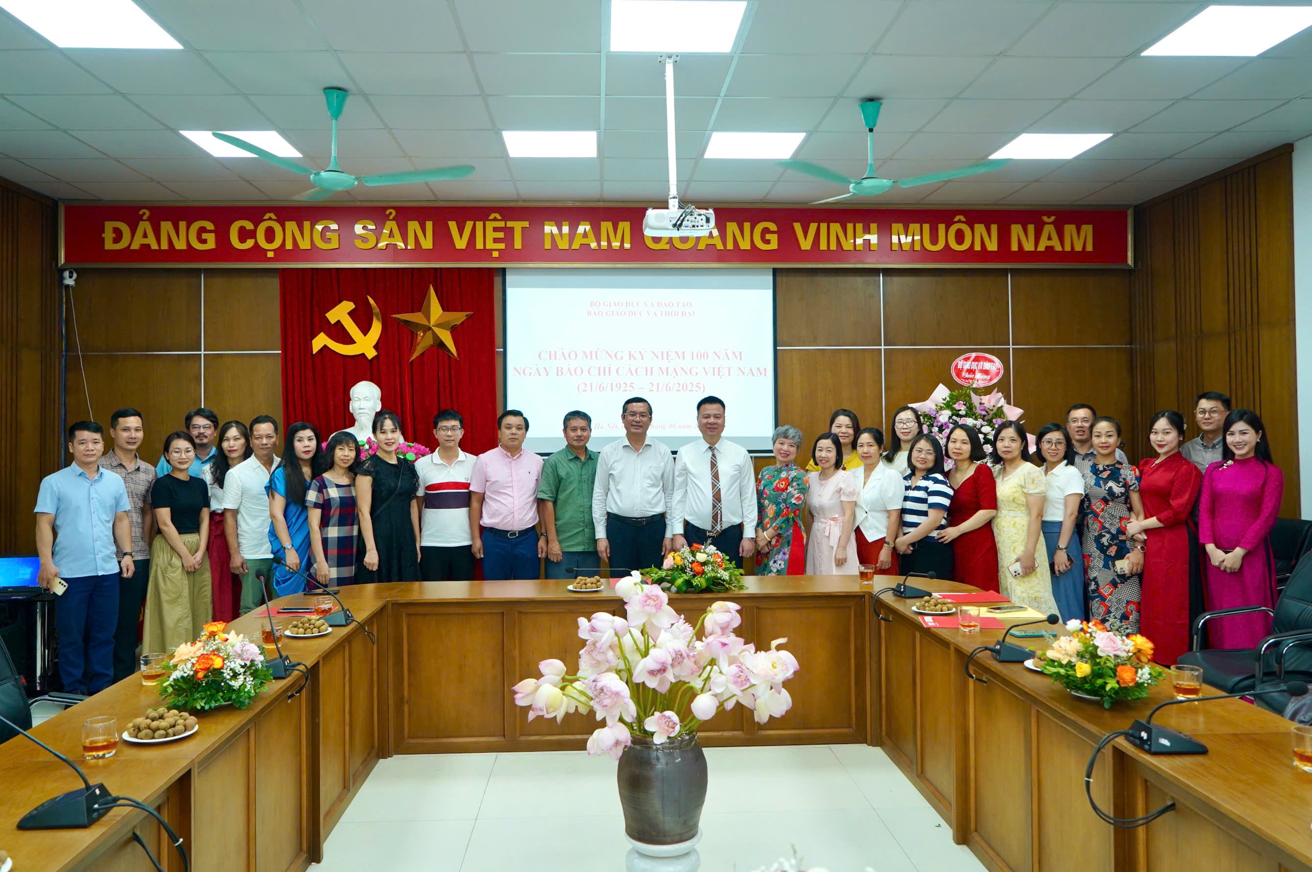 Thứ trưởng Nguyễn Văn Phúc chụp ảnh lưu niệm với tập thể cán bộ, phóng viên Báo Giáo dục và Thời đại. hoi-nghi-21-6-tap-the.jpg