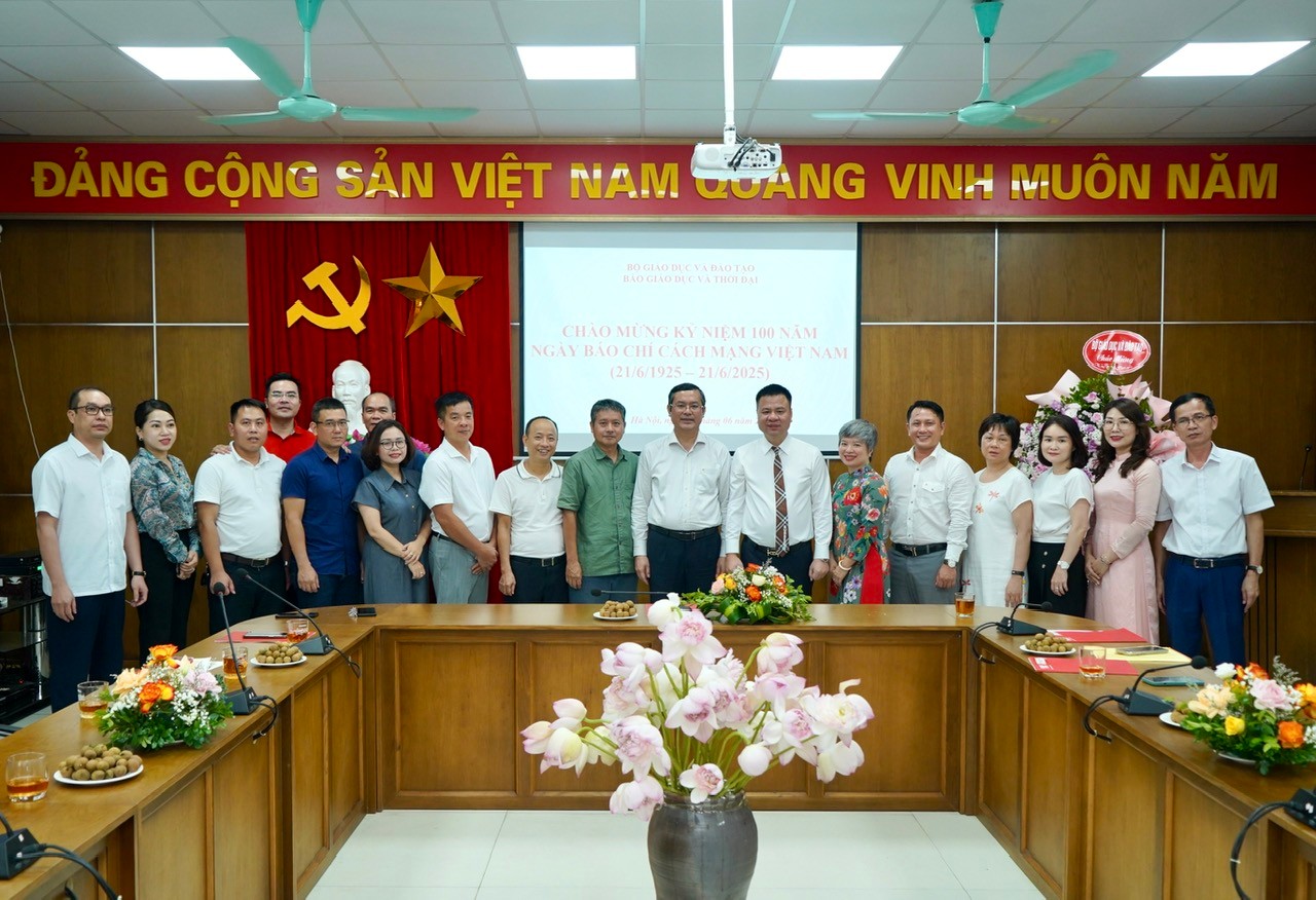 Thứ trưởng Nguyễn Văn Phúc chụp ảnh lưu niệm với tập thể cán bộ, phóng viên Báo Giáo dục và Thời đại. hoi-nghi-21-6.jpg