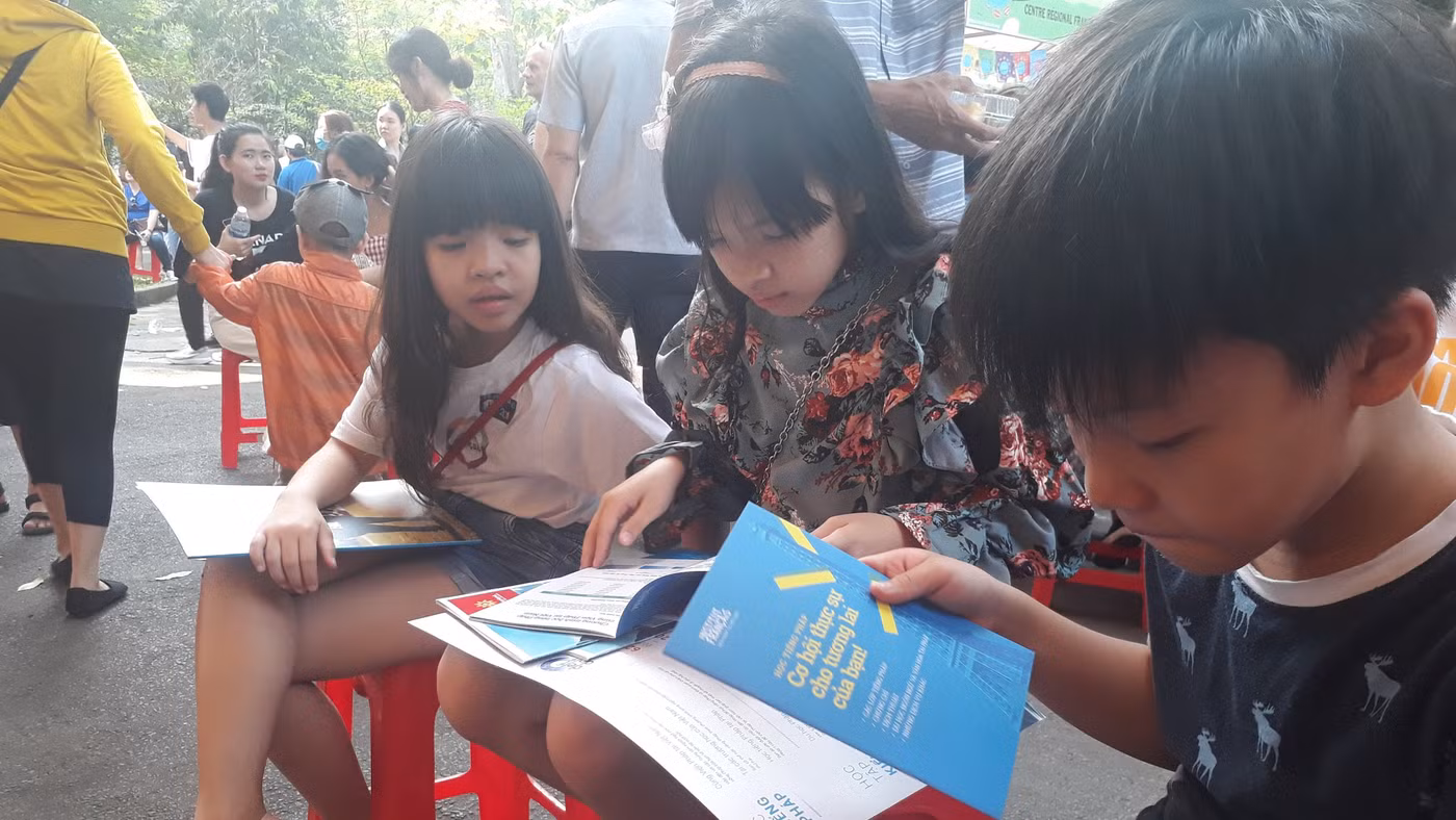 Các em nhỏ đọc sách tại TPHCM. Ảnh: Hà An.