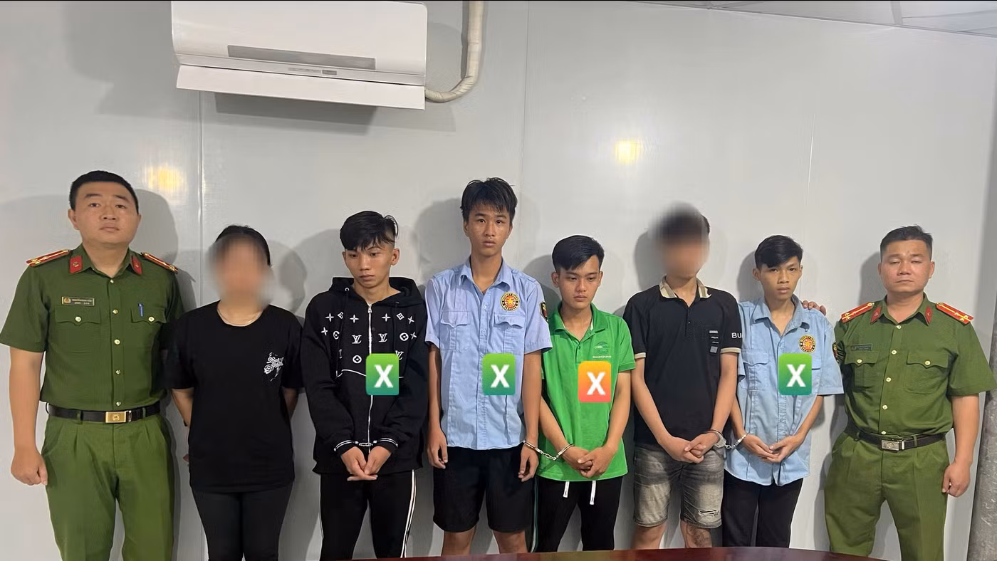 4 thanh thiếu niên (dấu X) bị bắt khẩn cấp cùng tang vật gây án. Ảnh: Công an TPHCM. 