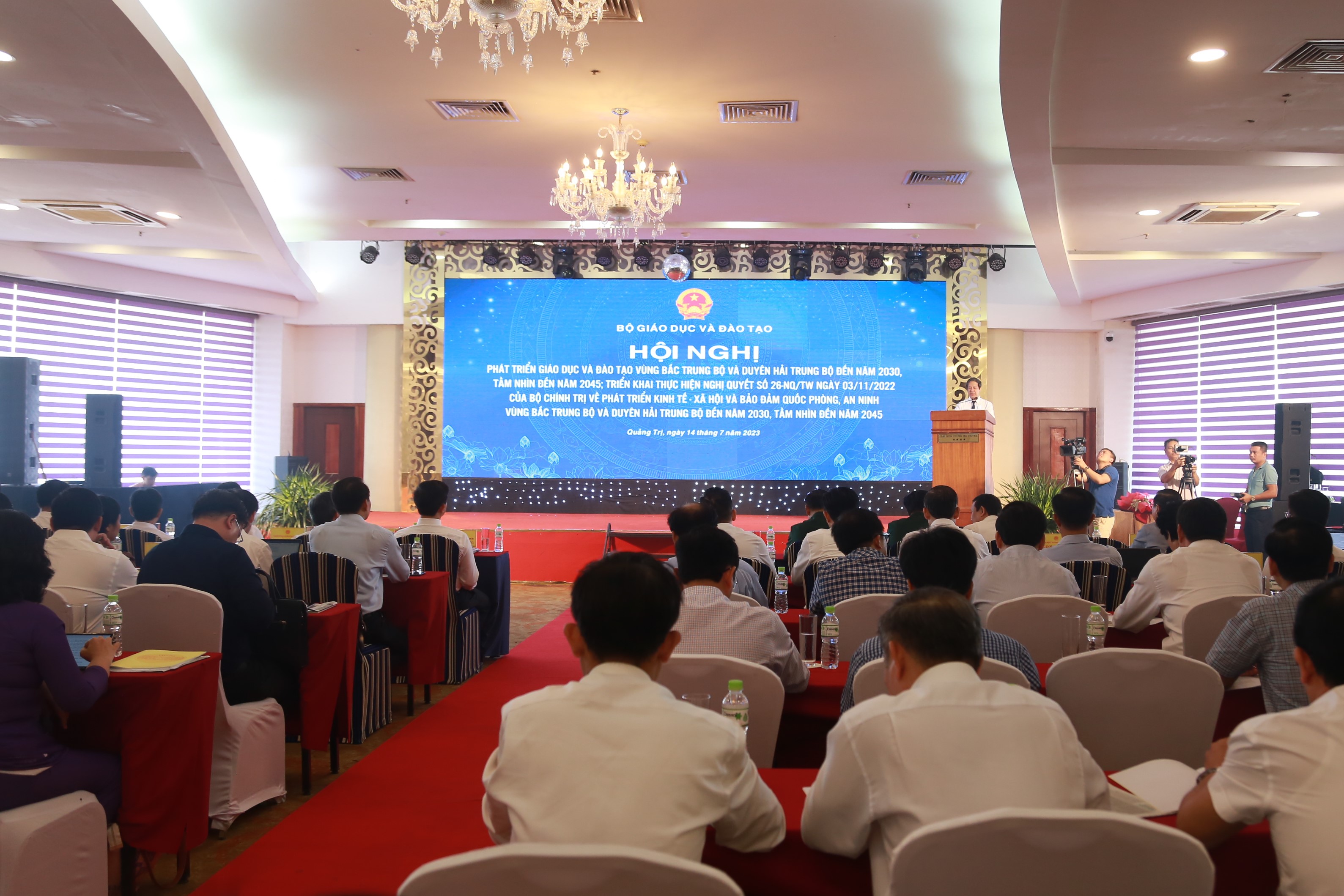 Hội nghị nhằm thảo luận, nhận diện bức tranh giáo dục vùng Bắc Trung Bộ và duyên hải Trung Bộ hiện nay, trên cơ sở đó cùng nhau đề ra các giải pháp để phát triển. Hội nghị nhằm thảo luận, nhận diện bức tranh giáo dục vùng Bắc Trung Bộ và duyên hải Trung Bộ hiện nay, trên cơ sở đó cùng nhau đề ra các giải pháp để phát triển.