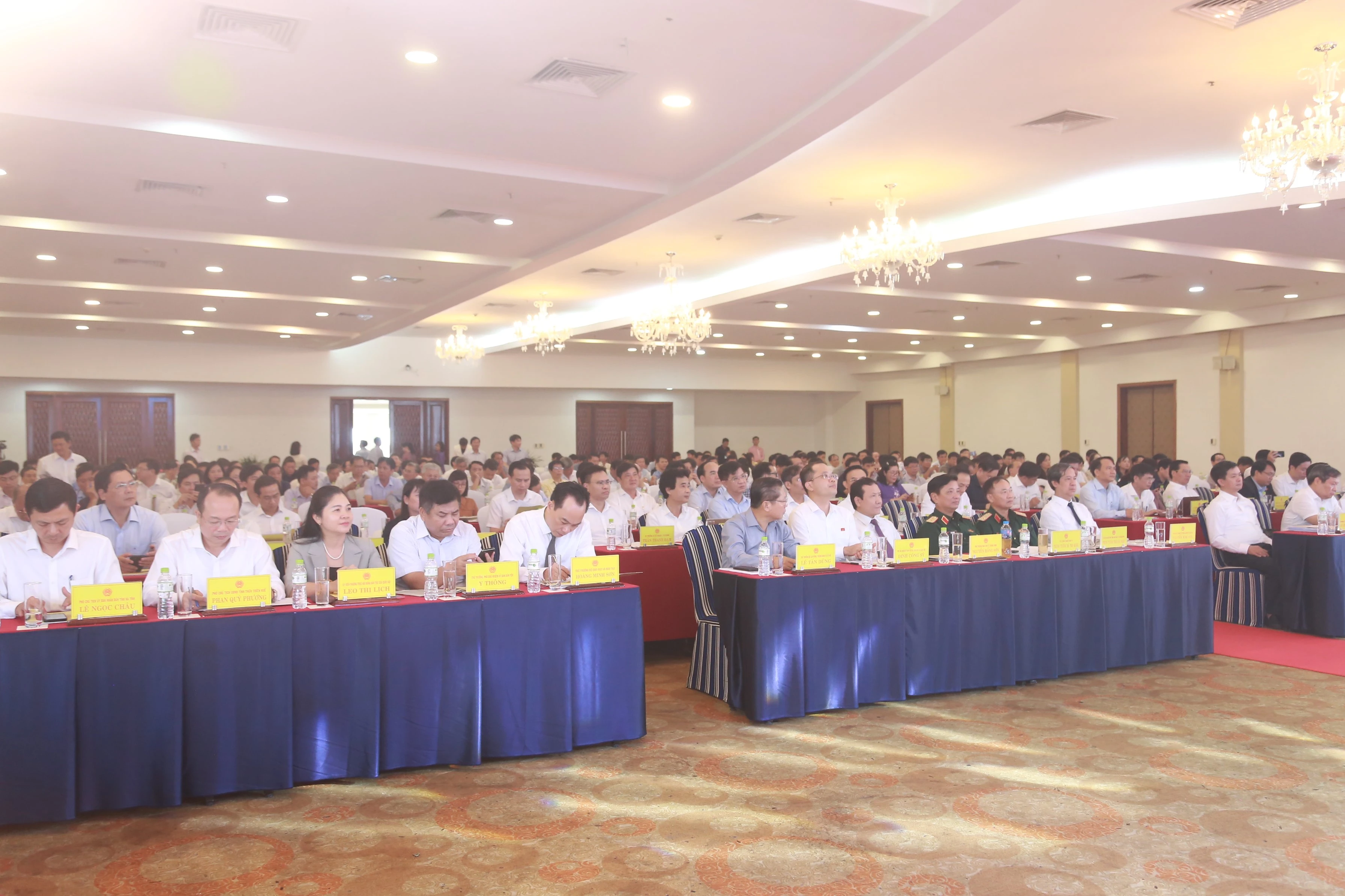 Các đại biểu trung ương, đại diện các tỉnh vùng Bắc Trung bộ và duyên hải Trung bộ tham dự hội nghị.