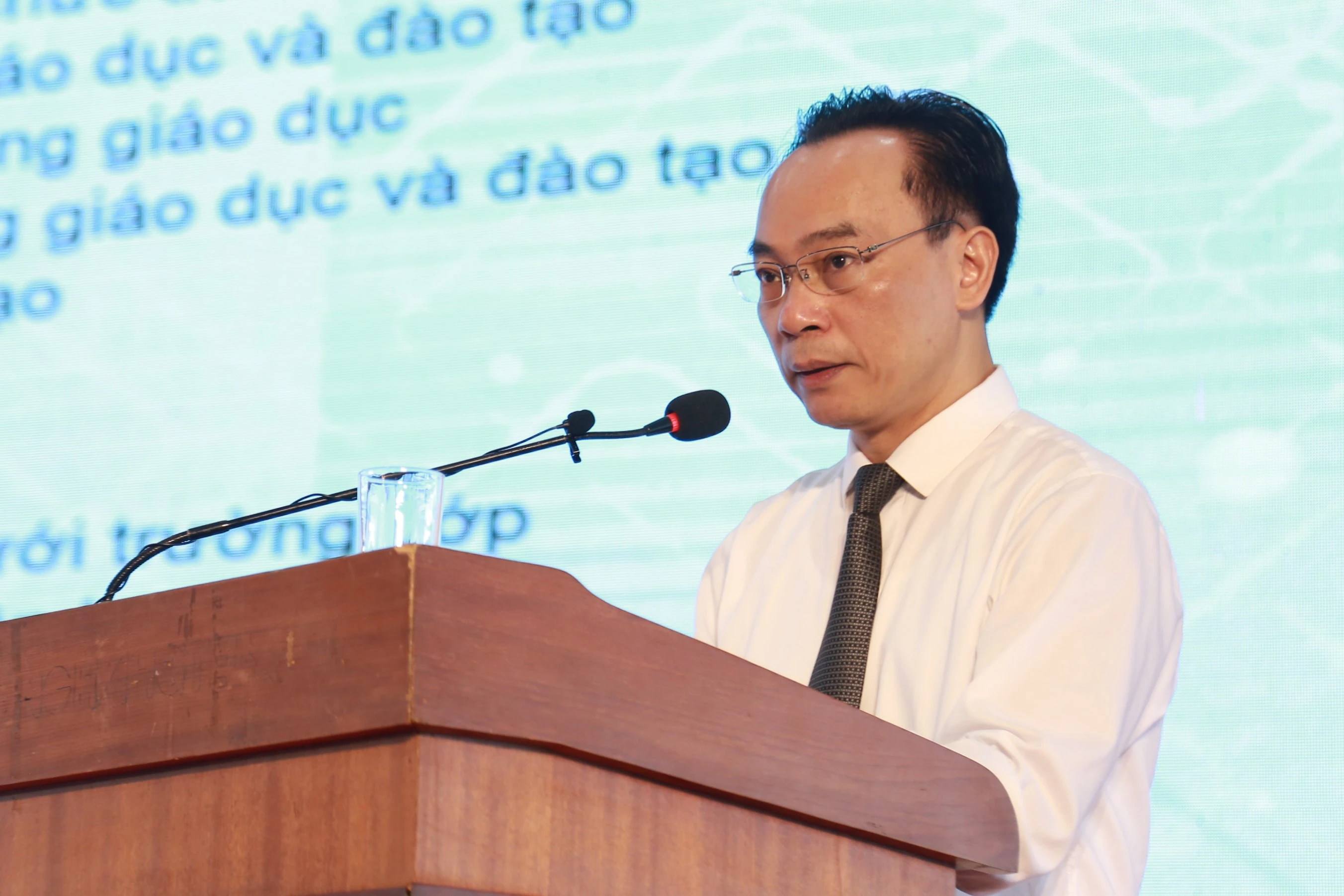 Thứ trưởng Hoàng Minh Sơn báo cáo tóm tắt về giáo dục và đào tạo vùng Bắc Trung bộ và duyên hải Trung bộ.