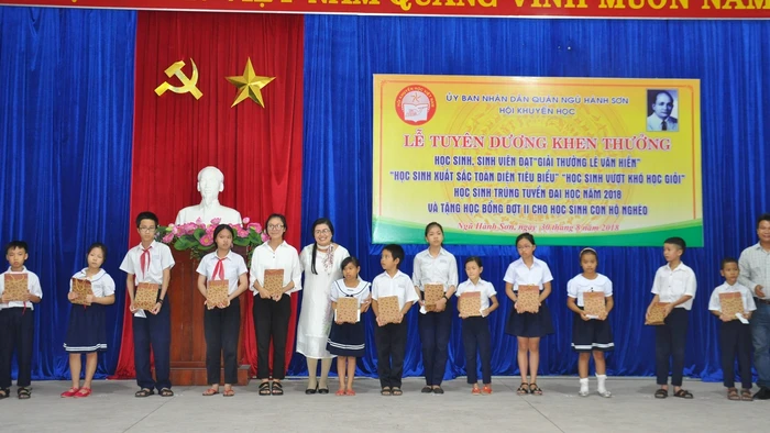 Thay mặt Quỹ Khuyến học và Giải thưởng Lê Văn Hiến chi nhánh Hà Nội, gia đình bà Lê Na – cháu ngoại cụ Lê Văn Hiến, Báo Giáo dục và Thời đại trao tặng 20 suất học bổng cho học sinh