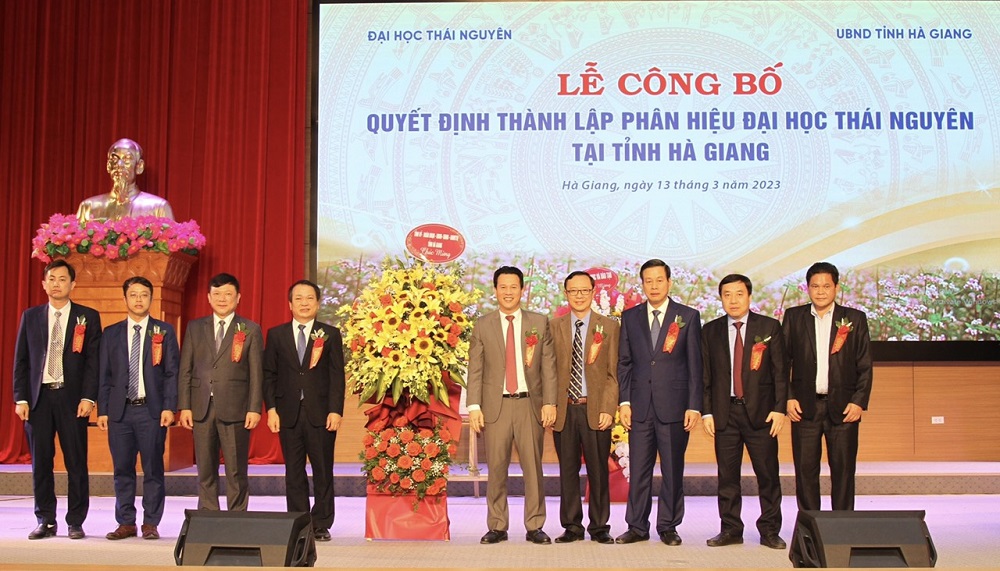 Lãnh đạo tỉnh Hà Giang tặng hoa chúc mừng. Lãnh đạo tỉnh Hà Giang tặng hoa chúc mừng.