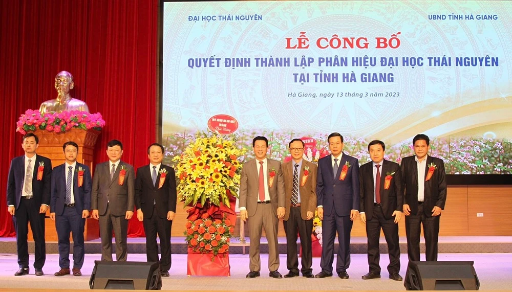 Lãnh đạo tỉnh Hà Giang tặng hoa chúc mừng.