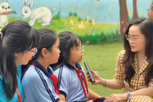 Nhà báo Yến Hoa trong một lần tác nghiệp.