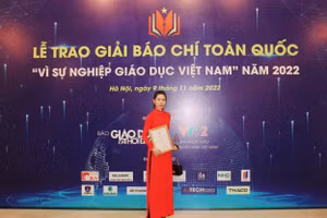 Nhà báo Khánh Chi nhận giải năm 2022.