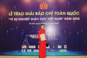 Nhà báo Khánh Chi nhận giải năm 2022.