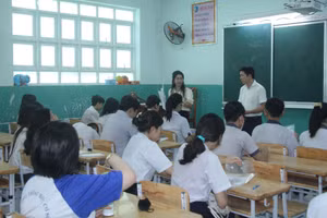 Thí sinh TPHCM trong buổi làm thủ tục dự thi tuyển sinh vào lớp 10 năm 2024.