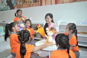 Trẻ Trường mầm non Tân Phong (phường Tân Hưng, TPHCM) trải nghiệm tại thư viện số của trường.