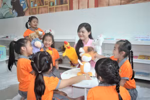 Trẻ Trường mầm non Tân Phong (phường Tân Hưng, TPHCM) trải nghiệm tai thư viên số của trường.